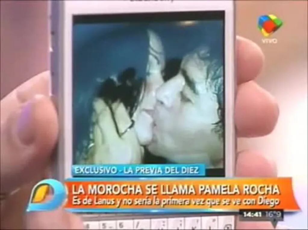 Diego Maradona, baile y beso con una misteriosa morocha