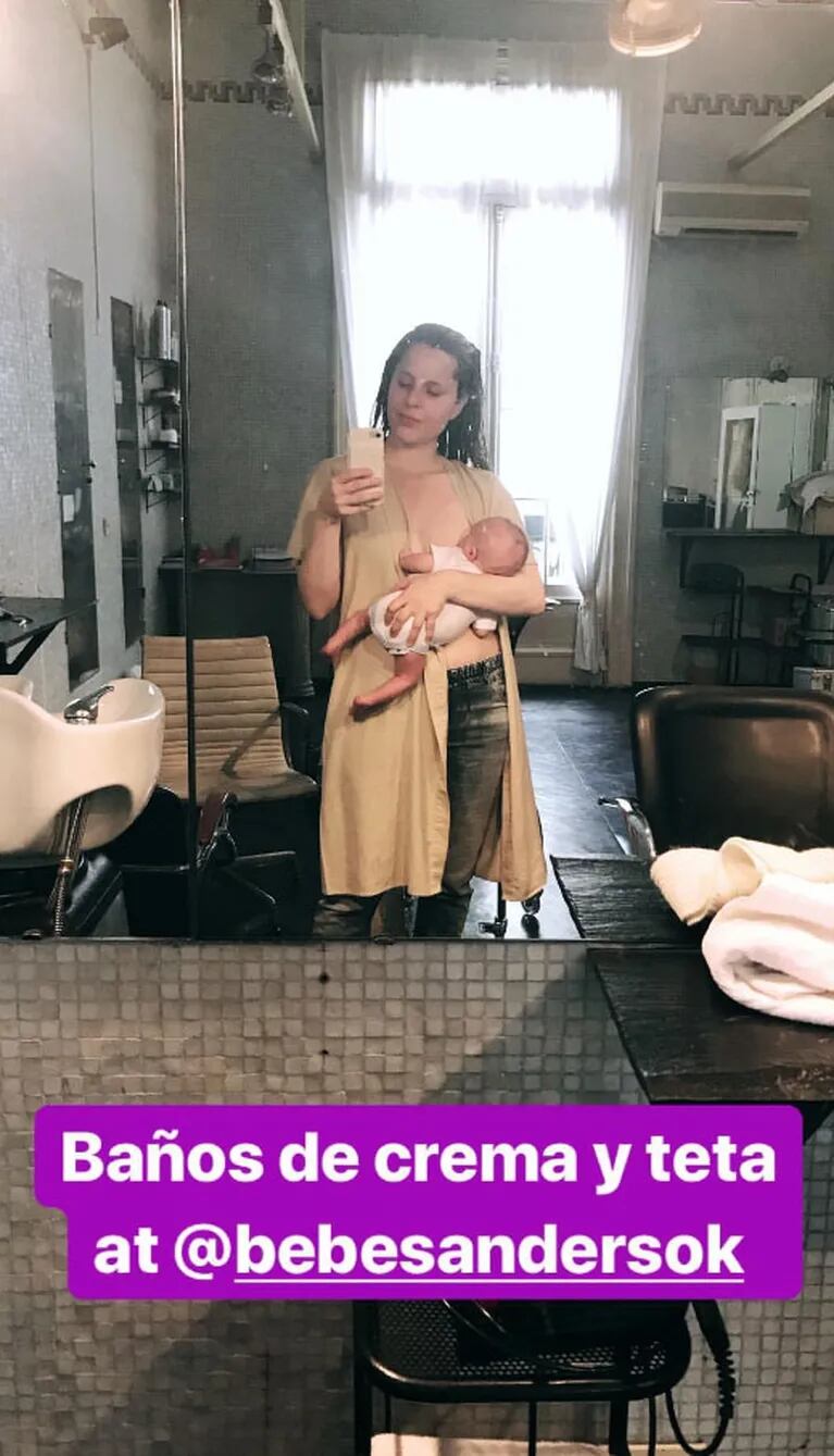 La tierna foto de Agustina Kämpfer con su bebé en la peluquería: "Baños de crema y teta" 