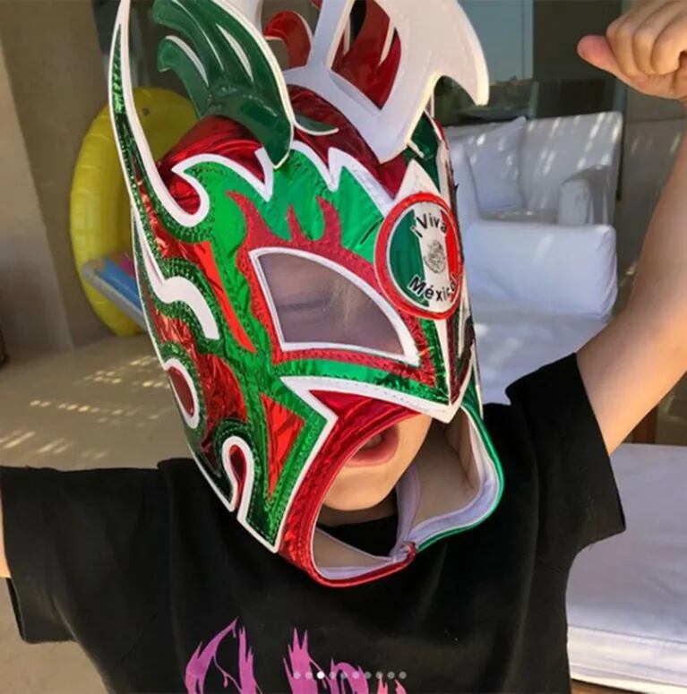 Los divertidos regalos mexicanos de Pampita para sus hijos: "Beni y Beltrán, luchadores"