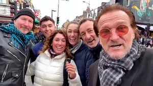El video del encuentro de Bono y The Edge de U2 con una familia rosarina en Londres