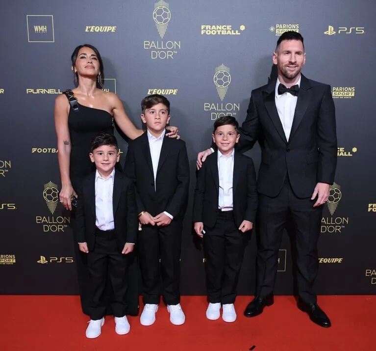 La familia Messi se lució en total black. (Foto: AFP).
