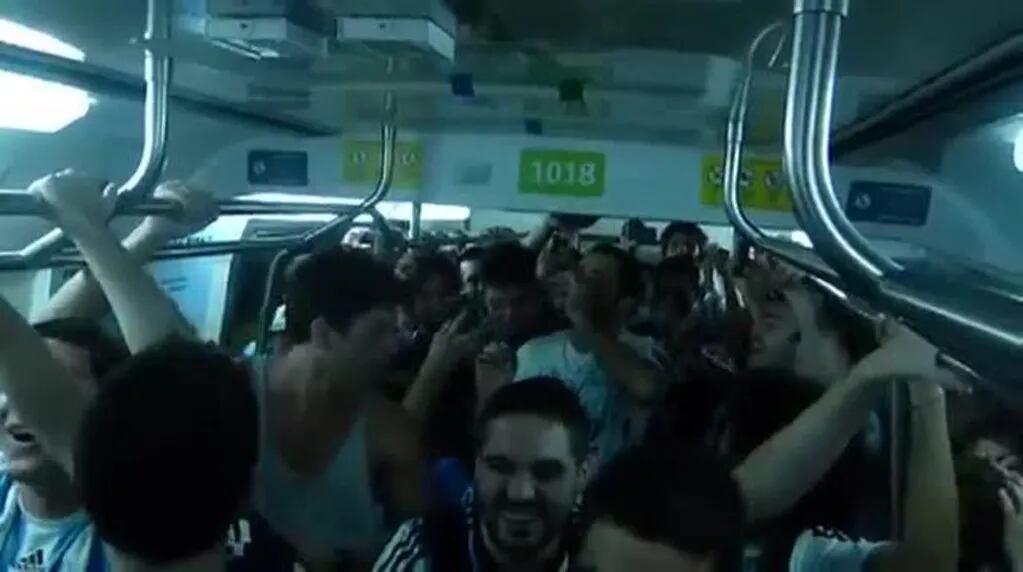 Los hinchas argentinos llevaron el Himno al subte de Río de Janeiro
