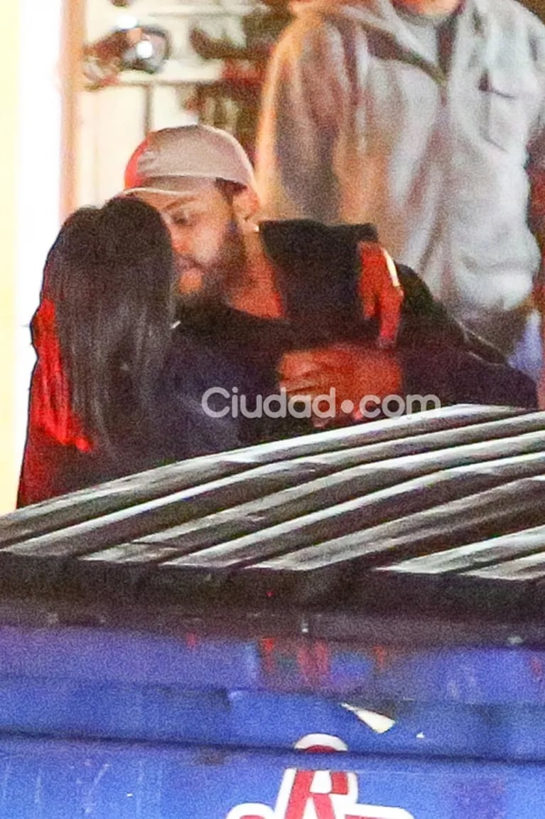 Selena Gomez, infraganti a los besos con el cantante The Weeknd, exnovio de su amiga Bella Hadid