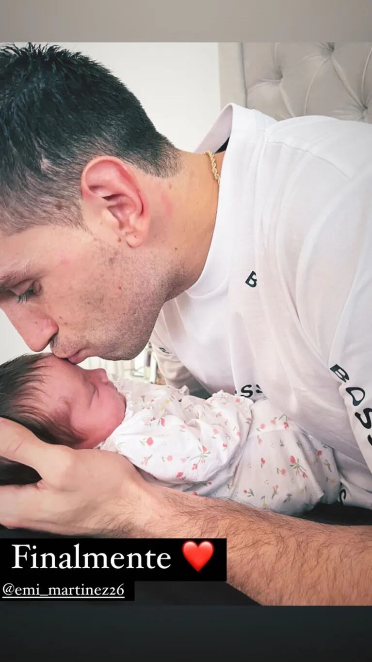 La conmovedora imagen de Emiliano "Dibu" Martínez conociendo a su beba tras consagrarse campeón de la Copa América: "Finalmente"