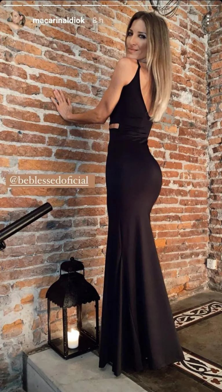 Macarena Rinaldi impactó con su look total black en una fiesta: espalda descubierta y tajos laterales