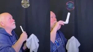 Un profesor de ciencias muestra el ciclo de vida de una pompa de jabón
