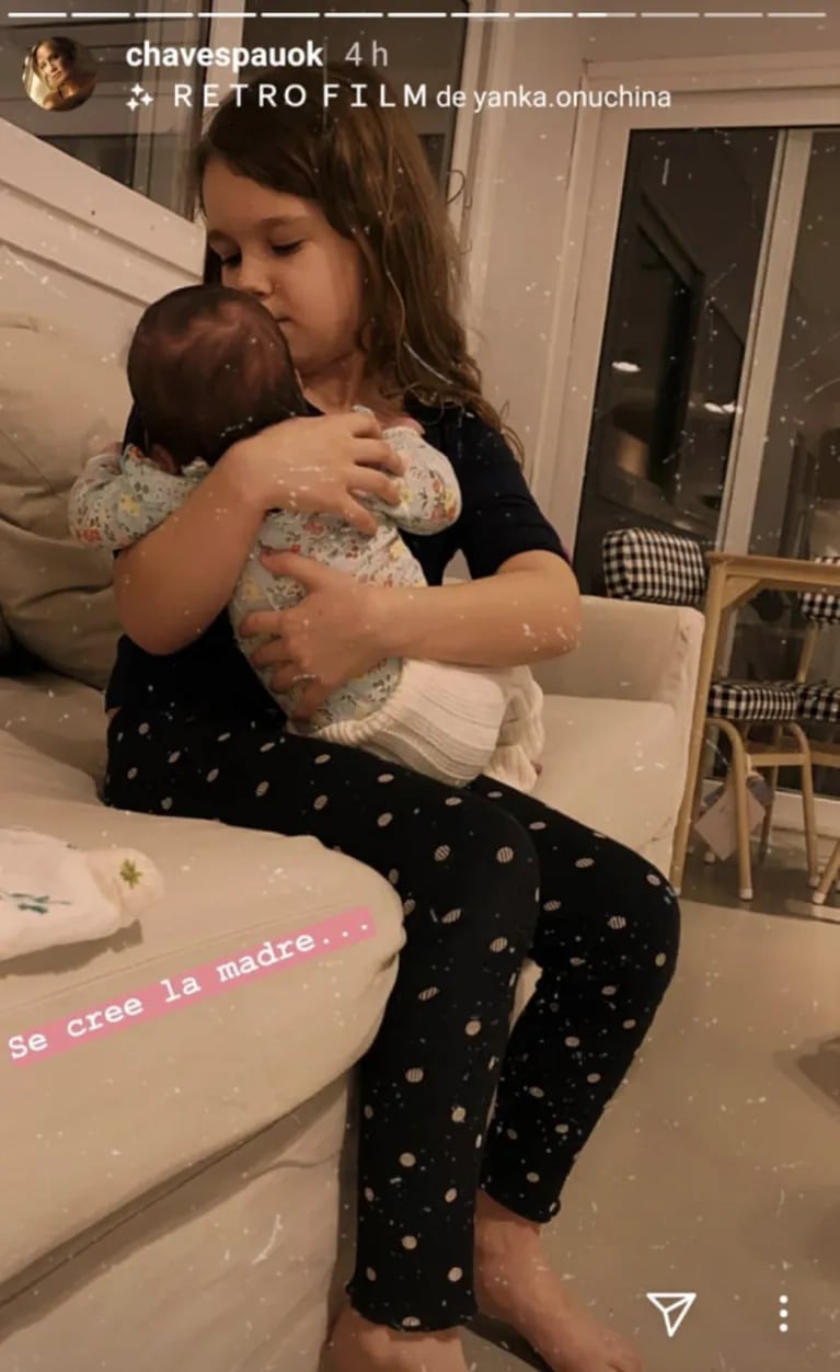 Paula Chaves compartió una tierna foto de Olivia haciéndole "upa" a Filipa: "Se cree la madre"