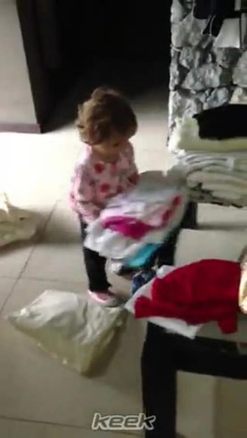 Melina Pitra y un tierno video de su hija "ayudándola" en los quehaceres del hogar - parte 2