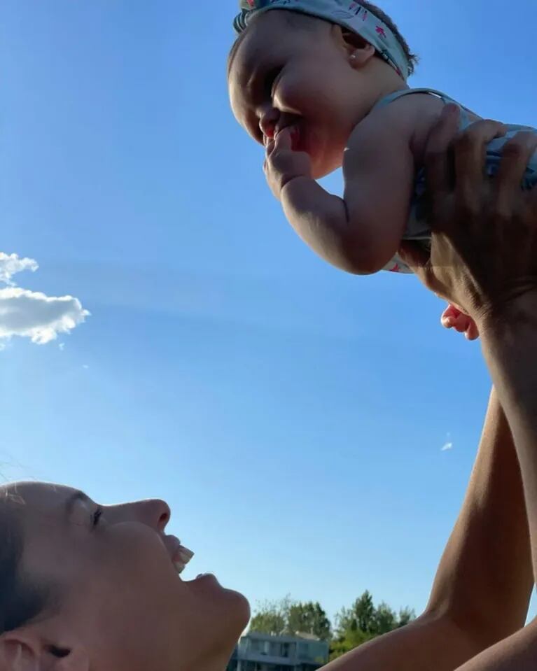La sesión de fotos de Pampita con la beba que tiene con Roberto García Moritán: "Ana ya está preparada para la pile y el mar"