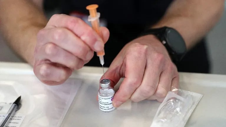 Adaptar vacunas a nuevas variantes COVID es fácil, pero puede demorar meses. Foto: AFP.