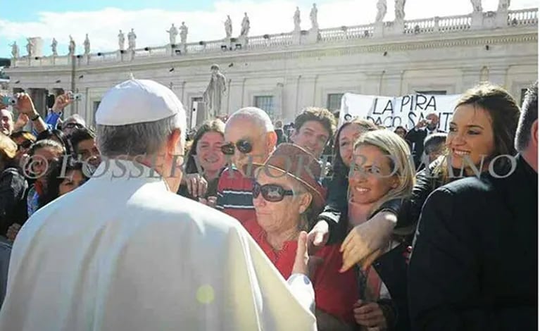Giuliana y Alejandra Maglietti, con el papa Francisco. (Foto: @alemaglietti)