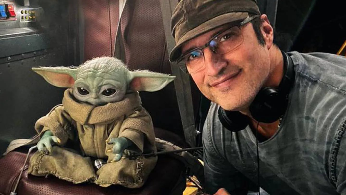 El director Robert Rodriguez muestra a Baby Yoda y habla de su participación en The Mandalorian