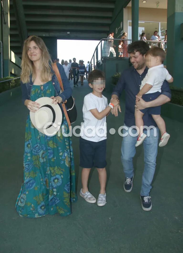 ¡Pancitas de embarazo al sol! Lara Bernasconi, de 5 meses, y Guido Kaczka y su mujer, en una tarde de polo en familia