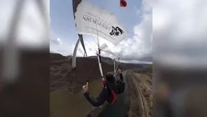 Este francés se filmó a sí mismo realizando un aterrador salto desde un puente a 20 metros de altura