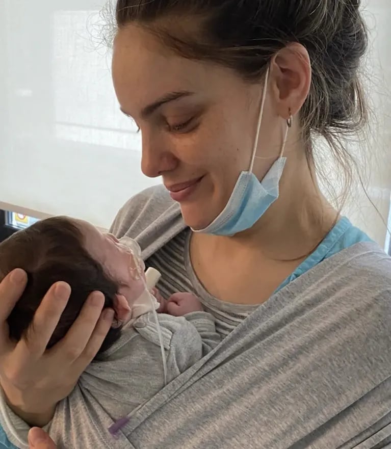 El conmovedor video de Macarena Paz con su beba en su fular mientras permanece internada en neonatología 