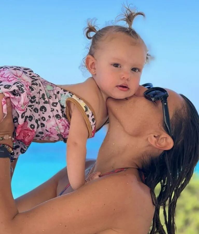 Pampita compartió las fotos de sus increíbles vacaciones en Ibiza con su familia y amigos 