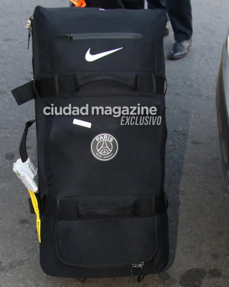 Las fotos de Wanda Nara recién llegada a la Argentina: look top de negro y un equipaje impactante