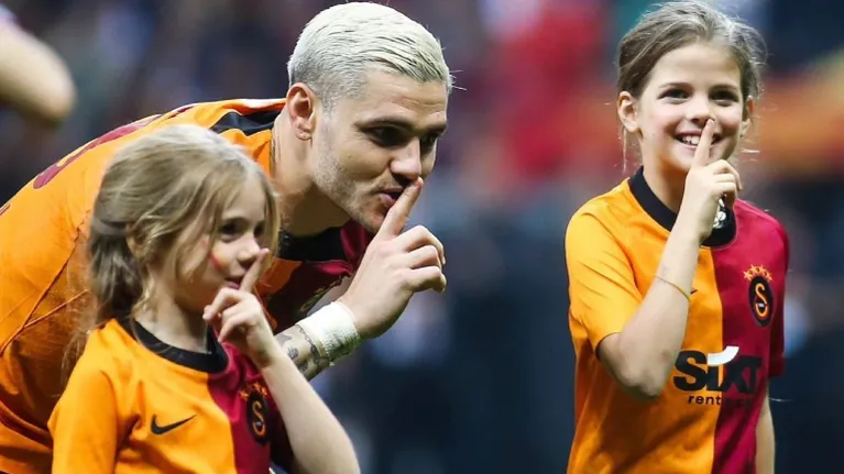 Isabella y Francesca, las hijas de Mauro Icardi, lo acompañaron en la cancha de un partido del Galatasaray