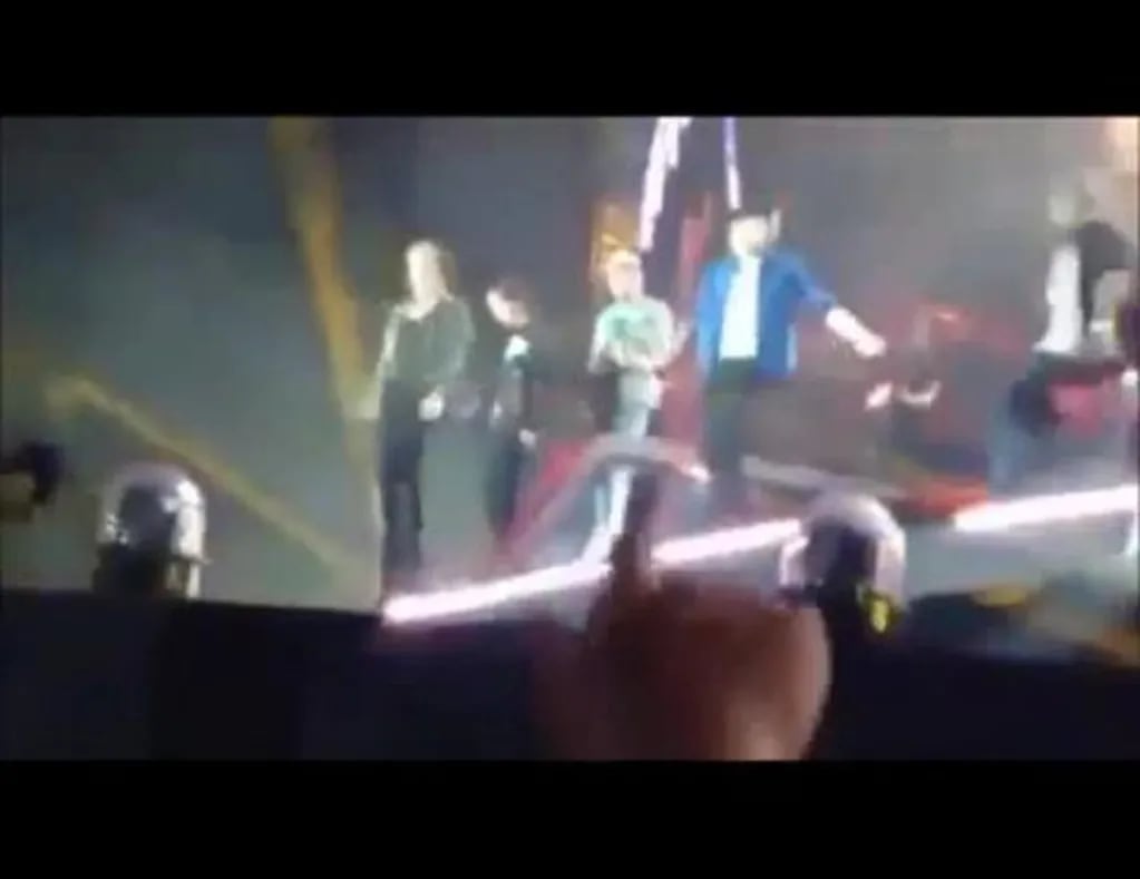 Liam Payne de One Direction se resbaló en medio de un concierto y cayó estrepitosamente