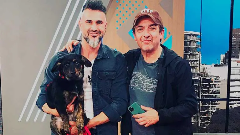 Ricardo Darín sorprendió en vivo a Leo Montero con un perro 