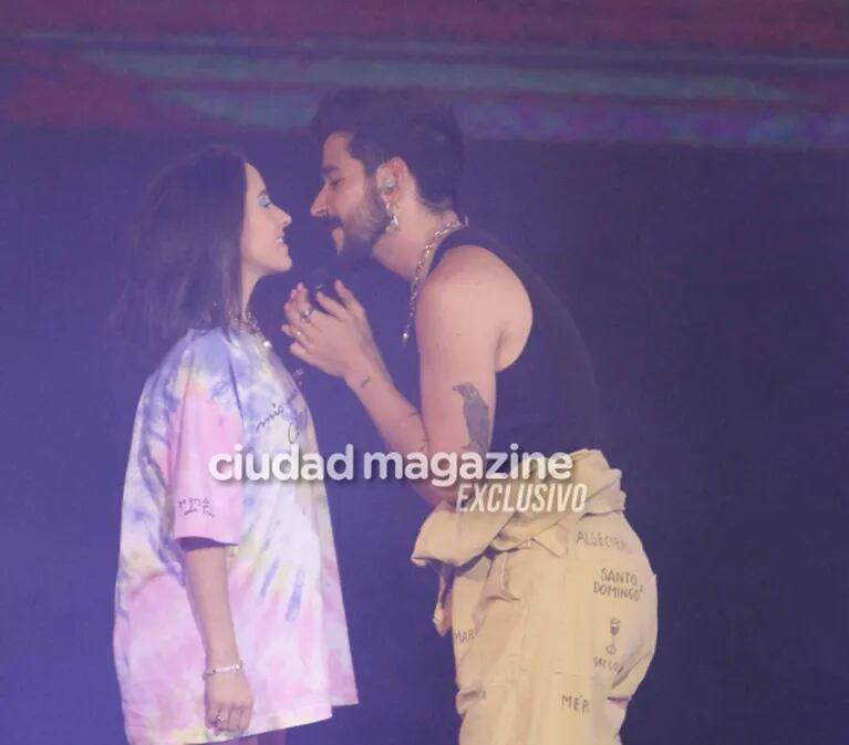 Camilo Echeverry y Evaluna Montaner, a puro amor en el Luna Park: mucha química y la pancita de embarazada de ella
