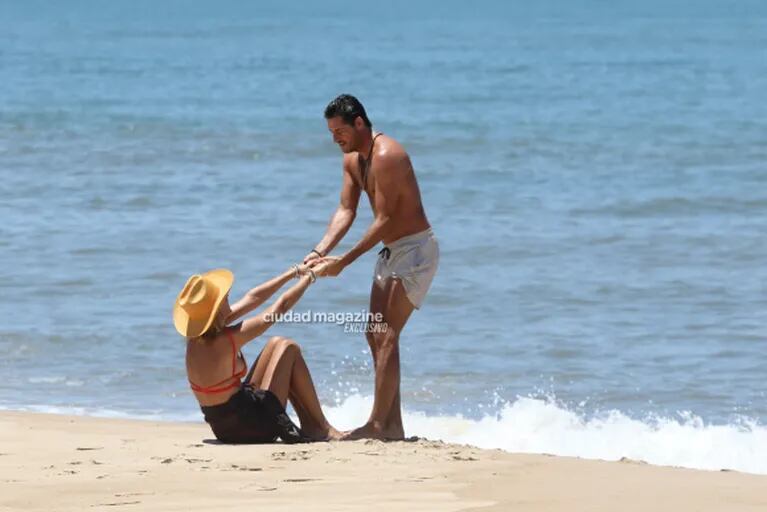 Las fotos de Dolores Barreiro y su novio, Santiago Gómez Romero, enamorados en la playa