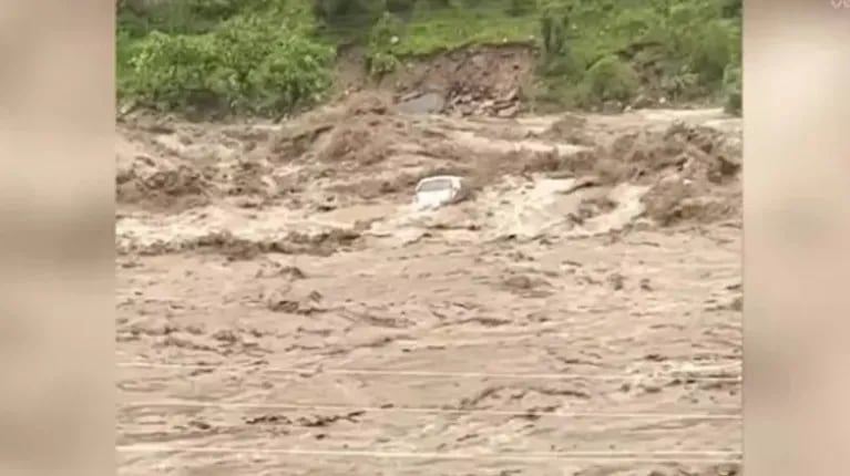 Impactante momento en que un coche es arrastrado por las fuertes inundaciones de la India