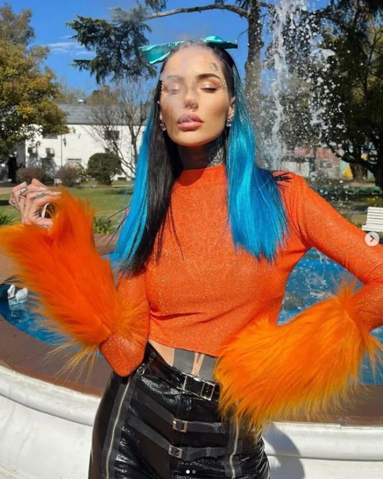Cande Tinelli deslumbró con su cabello azul, moño a tono y original suéter naranja