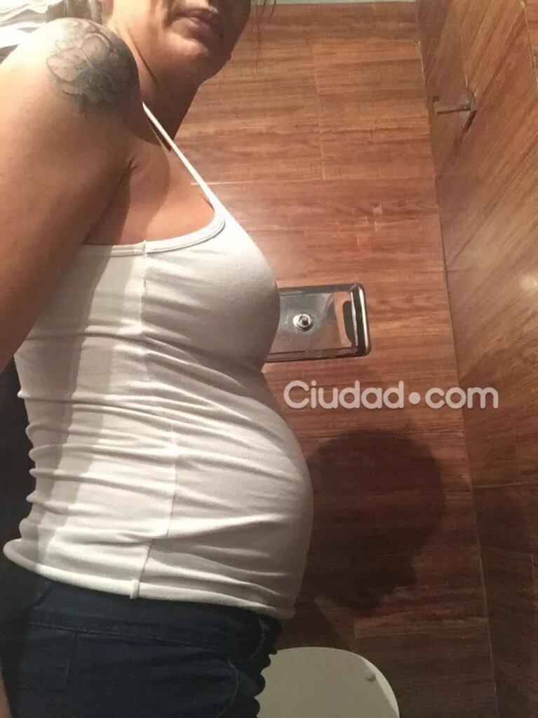La foto de Amalia Granata embarazada, ¿con un fantasma en el baño?: "Me dio miedo porque es una cabeza que sale desde la panza"