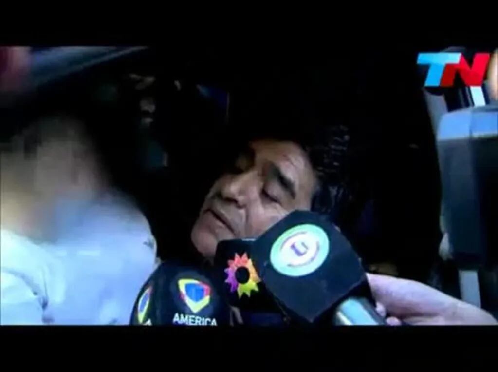 Paseo y escándalo: Maradona salió con Ojeda y Dieguito, y terminó "cacheteando" a un periodista