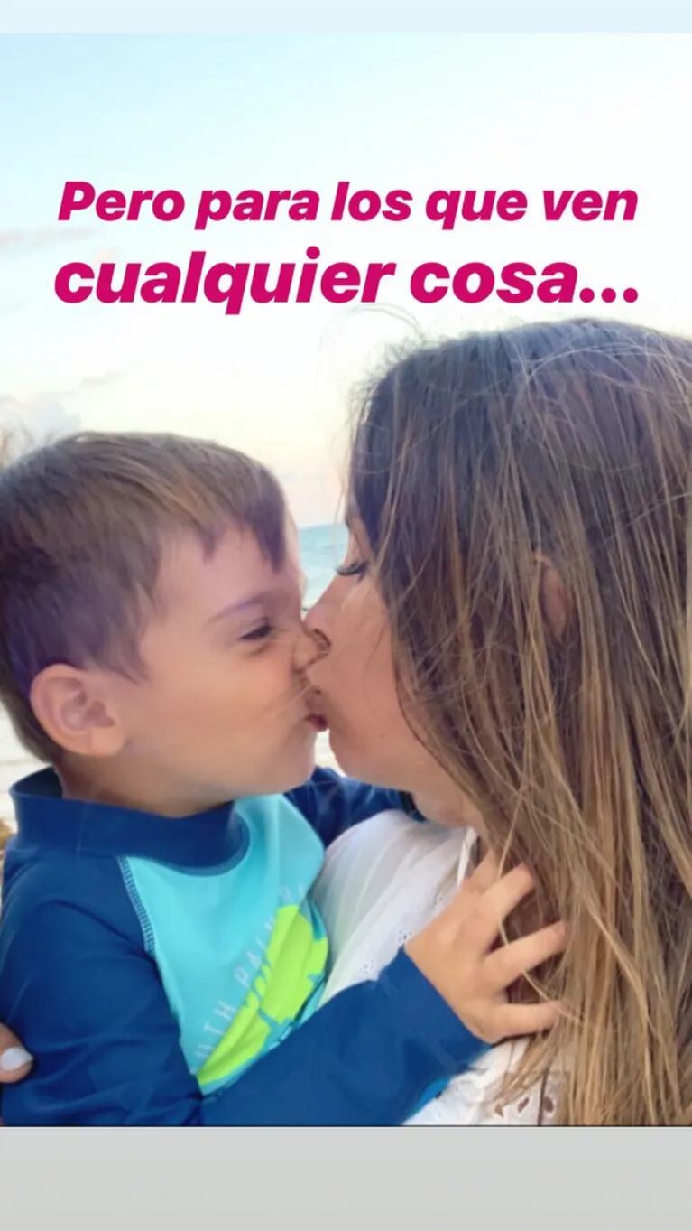 La aclaración de Lourdes Sánchez sobre una foto a los besos con su hijo: "No es en la boca, pero igual él siempre me los da"