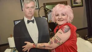 Una mujer inglesa suma 35 tatuajes de José Mourinho en su cuerpo