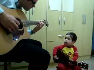 ¡El video más tierno! Un bebé causa furor cantando un tema de los Beatles con su papá