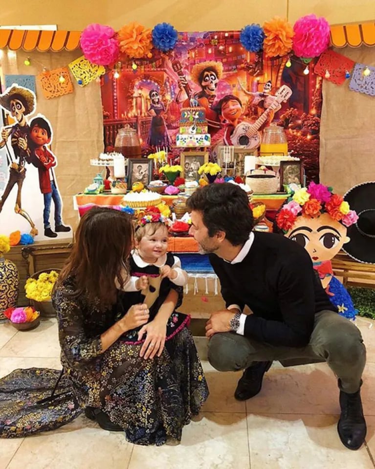  Mariano Martínez y Camila Cavallo celebraron el bautismo y el primer año de su hija Alma con temática de Coco