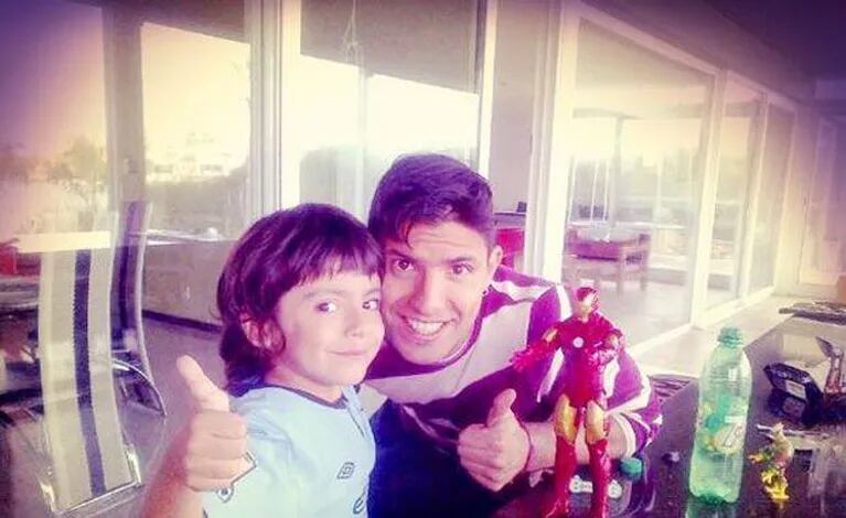 El Kun Agüero y su hijo Benjamín, felices en Argentina (Foto: Twitter). 