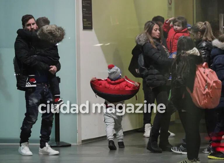 ¡El clan Messi a pleno! Antonela Roccuzzo dejó ver su pancita de seis meses, al regresar a Barcelona junto a Leo y sus hijos