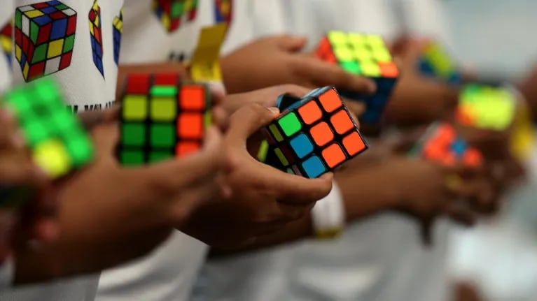 Ideal para la cuarentena: Tips para resolver el cubo “Rubik” . Foto: EFE.