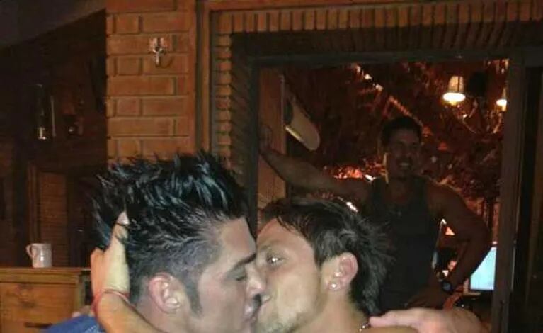 Ricardo Fort, a los besos con Jonatan Conejeros. (Foto: Twitter Ricardo Fort)