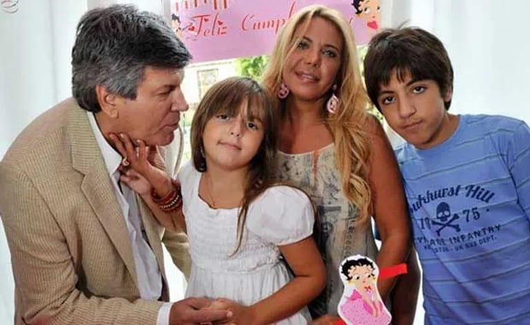 Carlín Calvo, en el cumpleaños de su hija Abril (5), junto a Carina Galucci y su otro hijo, Facundo. (Foto: Compañía de Fiestas)