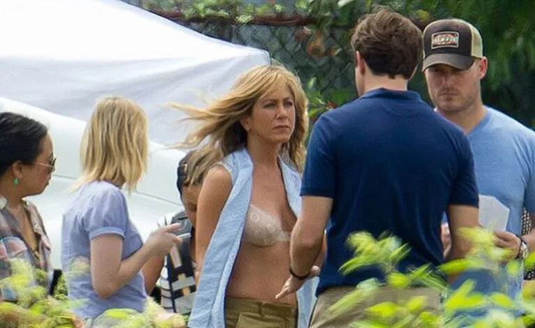 Jennifer Aniston dejó ver su corpiño en el set de grabación. (Foto: Toofab.com)