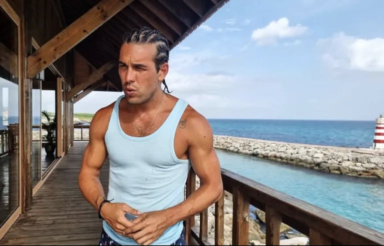 Mario Casas sorprendió con su nuevo look en sus vacaciones familiares: el galán español usa trencitas