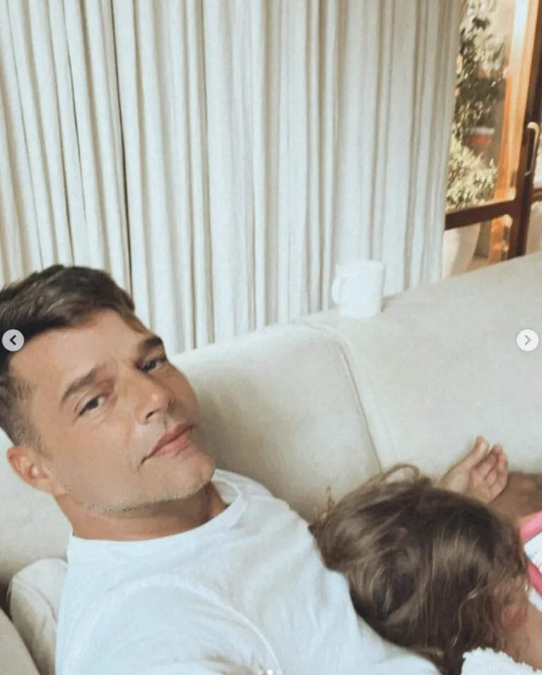 Ricky Martin compartió las fotos más tiernas haciendo "fiaca" con su hija Lucía: "De vuelta a casa"