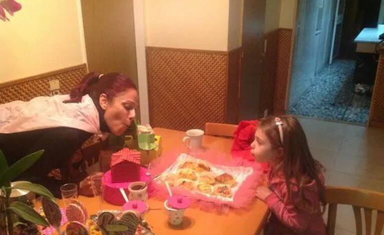 Iliana también festejó con su sobrina, Mía, hija de Marina (Foto: Twitter). 