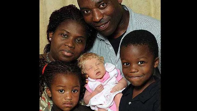 Ellos son africanos y tuvieron una hija blanca, rubia y de ojos claros