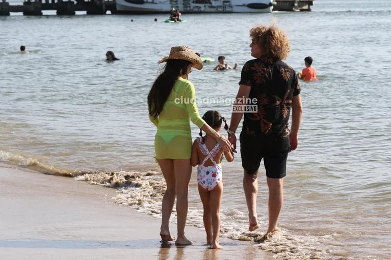 Rulo y Gabriela Sari con su hija en Punta del Este (Foto: Ramiro Souto).
