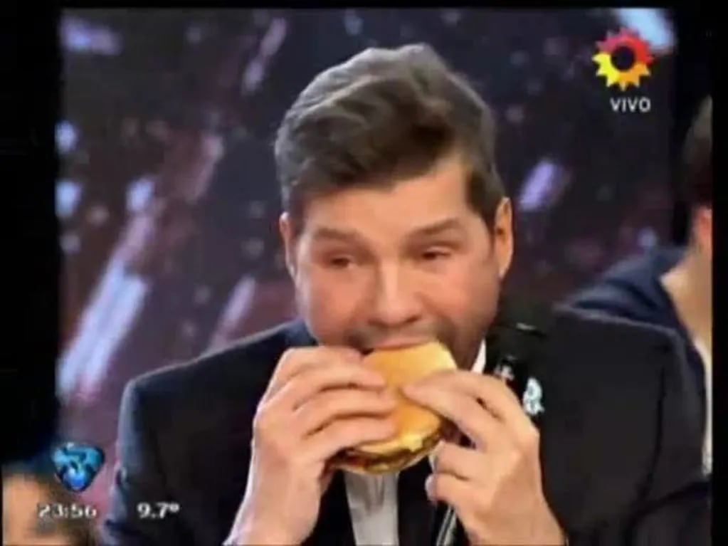 El blooper (con sincericidio incluido) de Marcelo Tinelli al saborear una hamburguesa en vivo