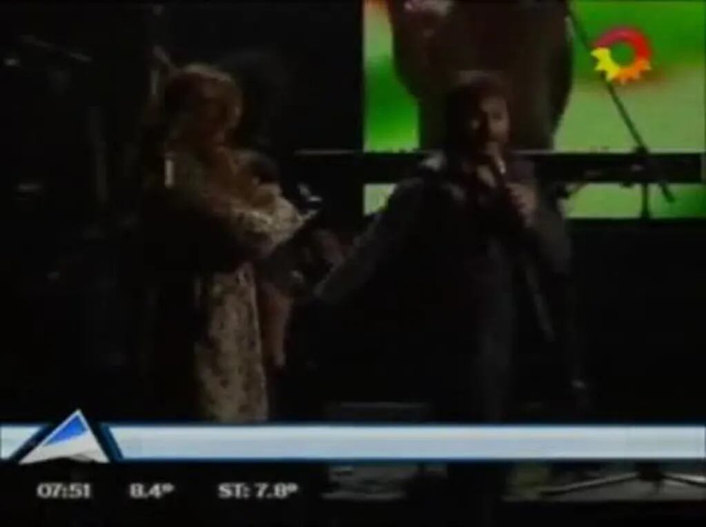 Débora Bello subió con Nina al escenario a cantar con Diego Torres
