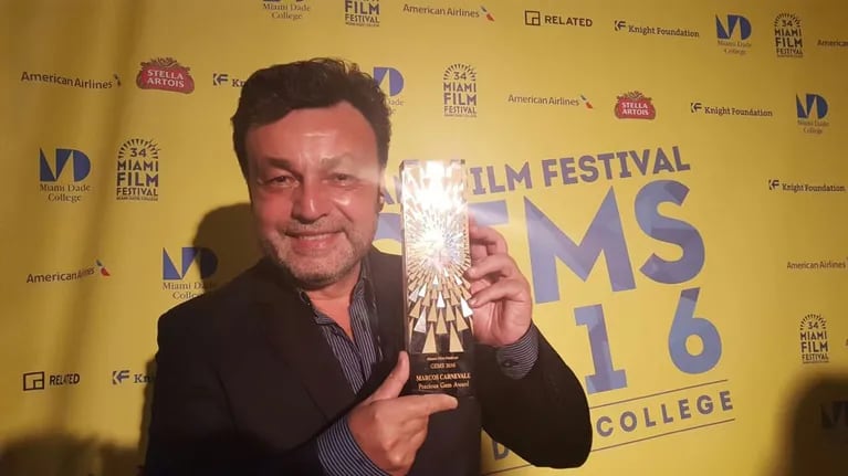 Marcos Carnevale, con el Precious Gems Award, premio a la trayectoria que se entrega en el Festival de Cine de Miami. (Foto: Twitter)