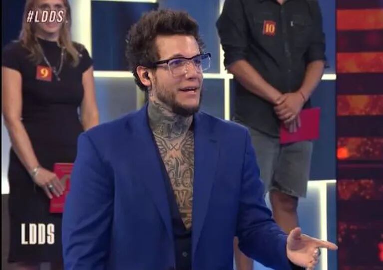 Alex Caniggia se destapó en su programa: el osado outfit que revela sus pectorales tatuados