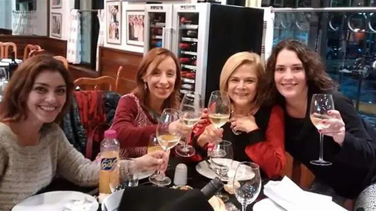 Cena reencuentro: María Leal junto a “las chancles” de ¡Grande, Pa! (Foto: Twitter)